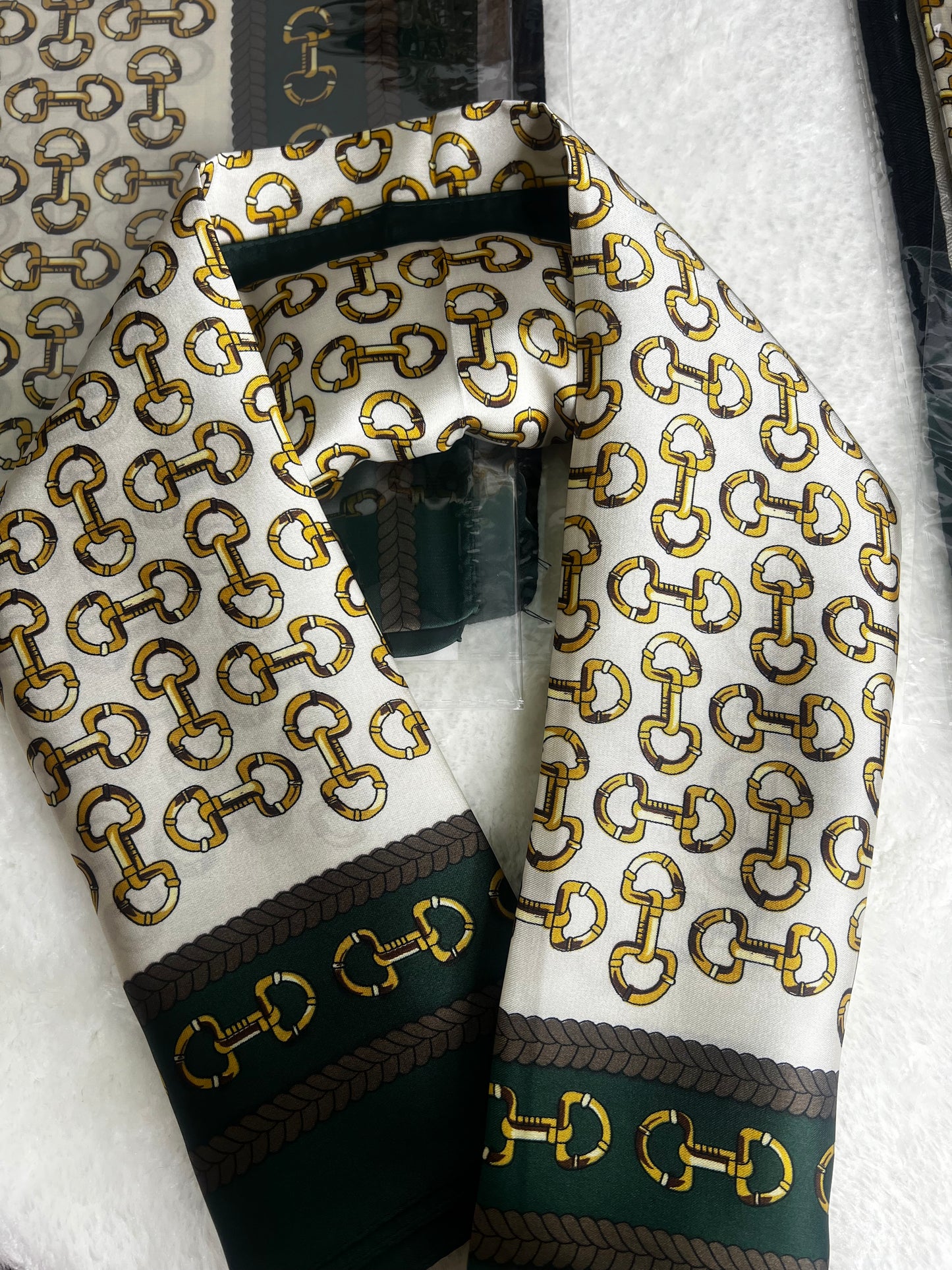 🤍 Carré de Soie Iris Royale – Édition Équestre Prestige